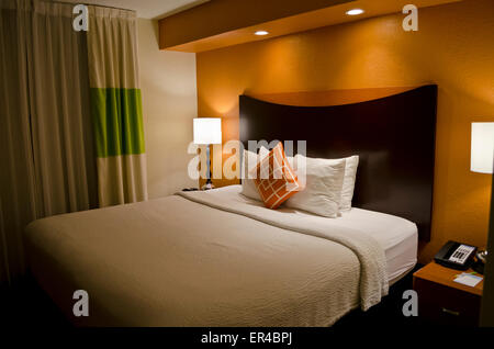 Camera interna del Fairfield Inn and Suites Lake Buena Vista di Orlando, in Florida. Letto comodo e lampade e tavoli laterali. Foto Stock