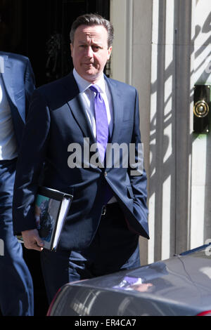 Londra REGNO UNITO, 27 maggio 2015. Il Primo Ministro del Regno Unito Il Rt Hon David Cameron MP lascia per Westminster per lo stato apertura del Parlamento. Credito: Chris Yates / Alamy Live News Foto Stock