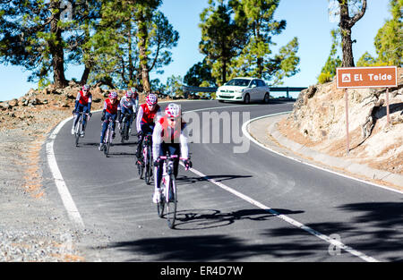 Un gruppo di ciclisti che scendono dal monte Teide Foto Stock