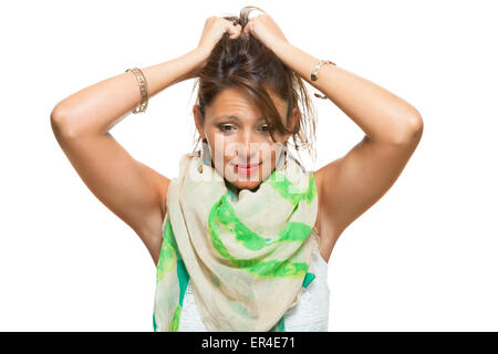 Close up allegro piuttosto giovane donna in bianco Camicia senza maniche con sciarpa, sorridente alla telecamera tenendo la sua vita, Isolat Foto Stock