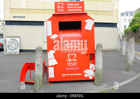 Un rosso British Heart Foundation donazioni bin sulle strade di Bristol. Foto Stock