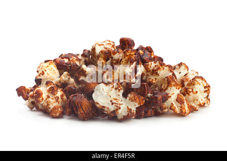 Popcorn sapore di cioccolato isolato su sfondo bianco Foto Stock