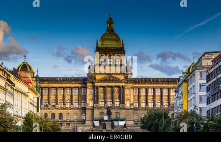 Edifici e case nel centro storico di Praga. Piazza Venceslao a Praga in Europa centrale: la statua equestre di San Venceslao e la Neorenaissance Museo Nazionale Foto Stock