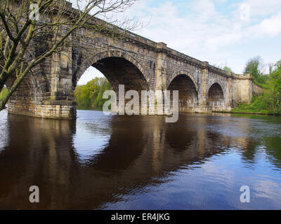 Le Lune di acquedotto, costruito per portare il Lancaster Canal oltre il fiume Lune vicino a Lancaster, Inghilterra. Foto Stock