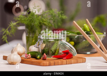 La preparazione di sour cetrioli in cucina. Debica, Polonia Foto Stock