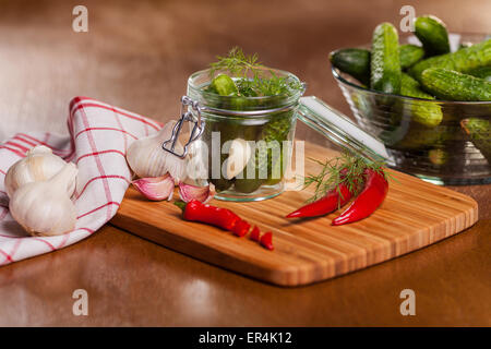 In casa cetrioli sottaceto con peperoncino. Debica, Polonia Foto Stock