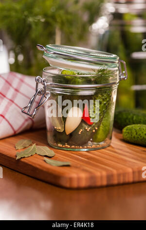 Chiusura del vaso piccolo con cetrioli sottaceto. Debica, Polonia Foto Stock