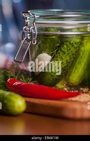 Chiusura del vaso con cetrioli sottaceto. Debica, Polonia Foto Stock