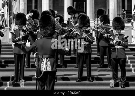 La banda delle guardie granatieri eseguire in Trafalgar Square come parte del settantesimo anniversario del giorno ve, Londra, Inghilterra Foto Stock