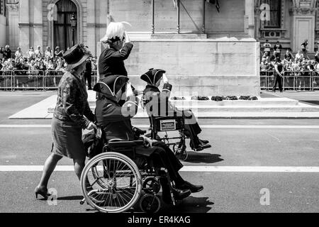 Due pensionati di Chelsea salutate come passano il Cenotafio su VE 70 giorno a Londra, Inghilterra Foto Stock