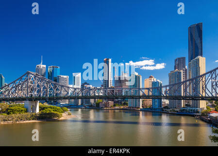 Traghetto sotto il Ponte Story con skyline di Brisbane, Queensland, Australia Foto Stock