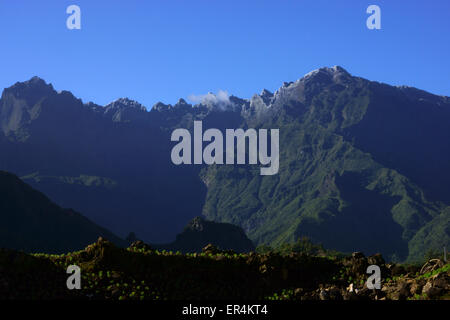 Piton des Neiges, cima coperta di neve, visto dal Cirque de Cilaos, isola della Réunion, Francia Foto Stock