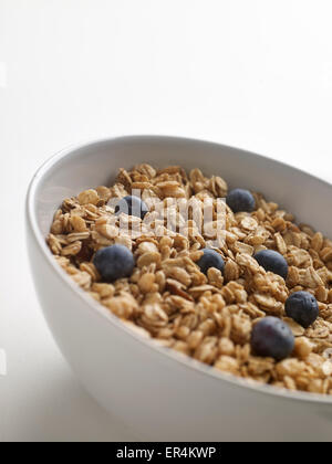 Ciotola di cereali granola con mirtilli Foto Stock