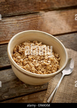 Ciotola di cereali granola sul vecchio tavolo in legno Foto Stock