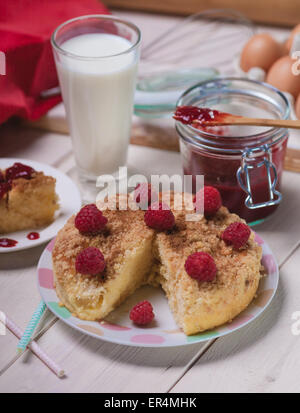 Stile rustico di lamponi torta salata su tavole di legno. Debica, Polonia Foto Stock