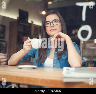 Ritratto di donna bella di bere il caffè al caffè. Cracovia in Polonia Foto Stock