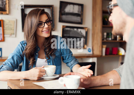 Hipster giovane parlando al cafe. Cracovia in Polonia Foto Stock