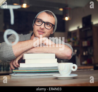 Sognare da stupidi studenti maschi in cafe. Cracovia in Polonia Foto Stock