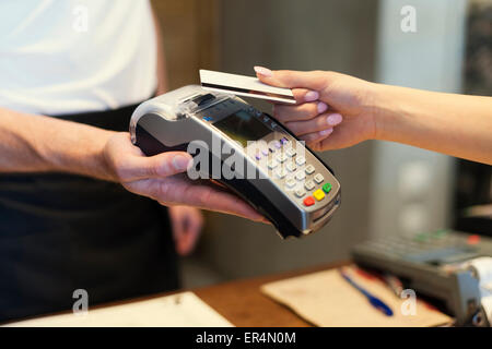 Close up del cliente di pagare con carta di credito. Cracovia in Polonia Foto Stock