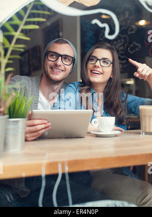 Coppia felice con tavoletta digitale presso il cafe. Cracovia in Polonia Foto Stock