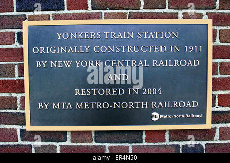 La placca sulla stazione ferroviaria Yonkers New York Foto Stock