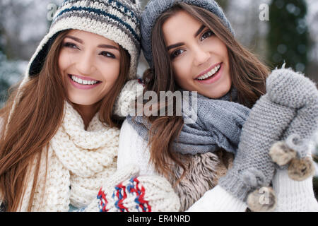 Inverno ritratto di moda amiche. Debica, Polonia Foto Stock