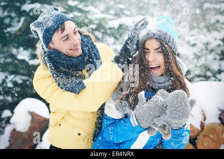 Lotta con le palle di neve in inverno ci rendono più felici. Debica, Polonia Foto Stock