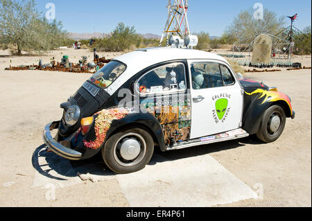 Bianco e nero Galactic Volkswagen auto di pattuglia completare con alien driver, Oriente Gesù, Lastra Città, Niland, la California del Sud. Foto Stock