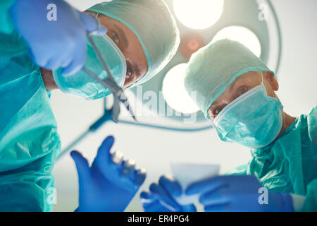 Medici esperti durante il funzionamento. Debica, Polonia Foto Stock