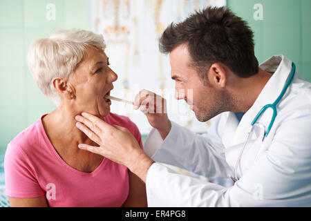 Controllo medico gola della donna senior. Debica, Polonia Foto Stock