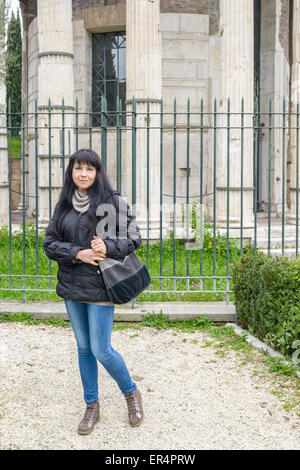 Ragazza turistico presso il tempio di Ercules, risalente al più tardi il II secolo A.C. e forse eretto da L. Mummius Achaicus Foto Stock