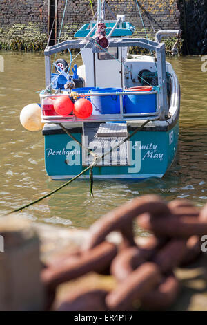 Emily May barca da pesca al porto di Porthgain, Pembrokeshire Coast National Park, Galles, Regno Unito nel mese di maggio Foto Stock