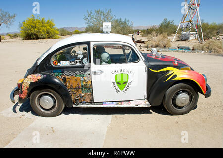 Bianco e nero Galactic Volkswagen auto di pattuglia completare con alien driver, Oriente Gesù, Lastra Città, Niland, la California del Sud. Foto Stock