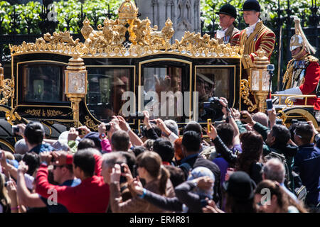 Londra, Regno Unito. 27 Maggio, 2015. La regina si affaccia alla folla come lei lascia il Parlamento nella sua carrozza. Credito: Paolo Davey/Alamy Live News