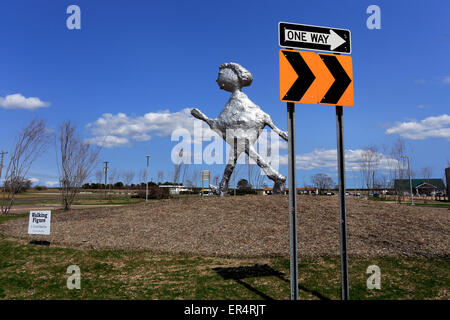 A piedi la figura scultura di Donald Baechler Gabreski Airport Westhampton Long Island New York Foto Stock