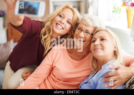 Ragazza bionda tenendo selfie con la mamma e la nonna. Debica, Polonia Foto Stock