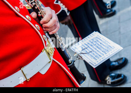 Londra, Regno Unito. 27 Maggio, 2015. Una banda di guardie è in attesa in una strada laterale per riprodurre il Royal salute. La regina, il principe Carlo e la sua corona passare giù di Whitehall, in carrelli di stato, sul loro ritorno dallo stato Apertura del Parlamento. Credito: Guy Bell/Alamy Live News Foto Stock