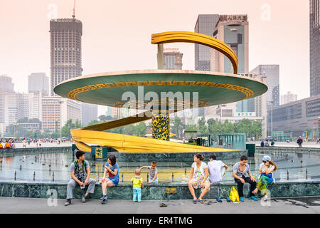 La folla godere Tianfu Square a Chengdu. Foto Stock