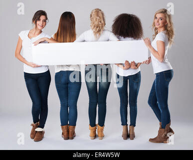 Ragazze con lunghe e bianche e vuoto banner. Debica, Polonia Foto Stock