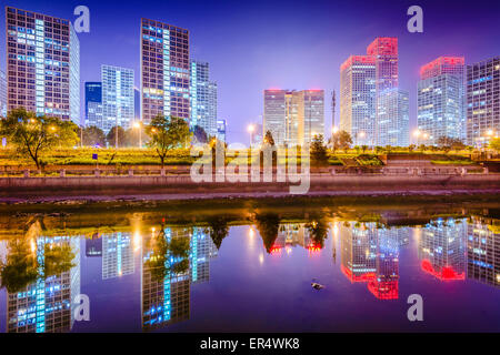 Pechino, Cina Central Business District skyline della città sul fiume Tonghui. Foto Stock
