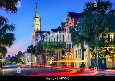 Charleston, Carolina del Sud, Stati Uniti d'America paesaggio urbano di San Michele episcopale della Chiesa. Foto Stock