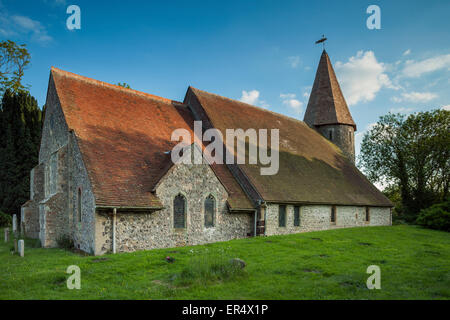 Serata primaverile a Piddinghoe villaggio chiesa in East Sussex, Inghilterra. Foto Stock