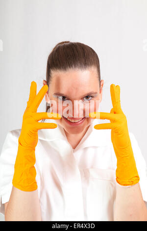 Femmina chirurgo medico o farmacista indossando dei guanti di protezione in lattice Foto Stock