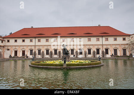 Praga: Palazzo Wallenstein giardini: Stagno con statua di Ercole Foto Stock