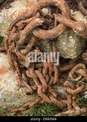 Vecchie e arrugginite catene, Isle of Wight, Hampshire, Inghilterra Foto Stock