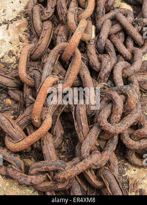 Vecchie e arrugginite catene, Isle of Wight, Hampshire, Inghilterra Foto Stock