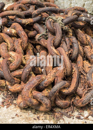 Vecchie e arrugginite catene, Isle of Wight, Hampshire, Inghilterra Foto Stock