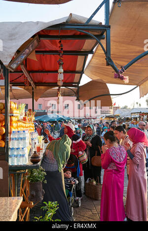 Stallo arancione al Djeema el fnaa' - La frenetica Marrakech piazza del mercato Foto Stock