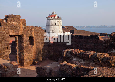 Fort Aguada e faro di lui costa in Candolim, Goa, India, Asia Foto Stock