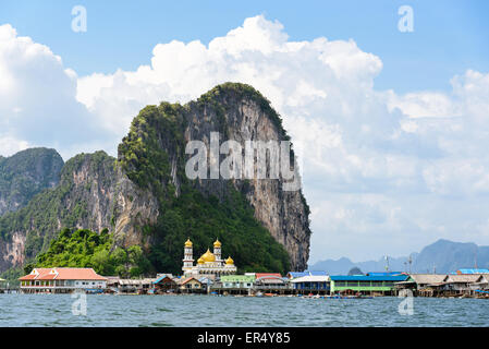 Bellissimo paesaggio mare e cielo blu in estate presso Punyi o isola di Koh Panyee è fisherman village attrazioni culturali da viaggio Foto Stock